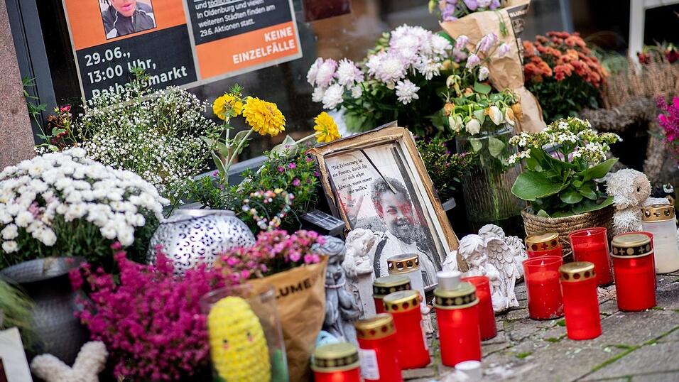 Blumen, Fotos und Kerzen am Tatort in Oldenburg erinnern an den Tod von Lorenz. Er starb durch Polizeischüsse. (Archivbild) Blumen, Fotos und Kerzen am Tatort in Oldenburg erinnern an den Tod von Lorenz. Er starb durch Polizeischüsse. (Archivbild)