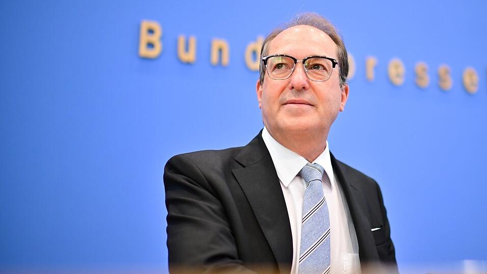 Innenminister Alexander Dobrindt (CSU) kündigte an, dass die im Koalitionsvertrag mit der SPD vereinbarte dreimonatige Speicherung von IP-Adressen zügig umgesetzt wird. Innenminister Alexander Dobrindt (CSU) kündigte an, dass die im Koalitionsvertrag mit der SPD vereinbarte dreimonatige Speicherung von IP-Adressen zügig umgesetzt wird.