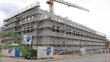 14 Monate nach der Vertragsunterzeichnung ist an der Arnulfstra&szlig;e ein beeindruckender Rohbau des &Auml;rztehauses emporgewachsen.