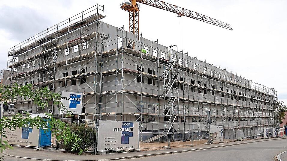 14 Monate nach der Vertragsunterzeichnung ist an der Arnulfstra&szlig;e ein beeindruckender Rohbau des &Auml;rztehauses emporgewachsen.