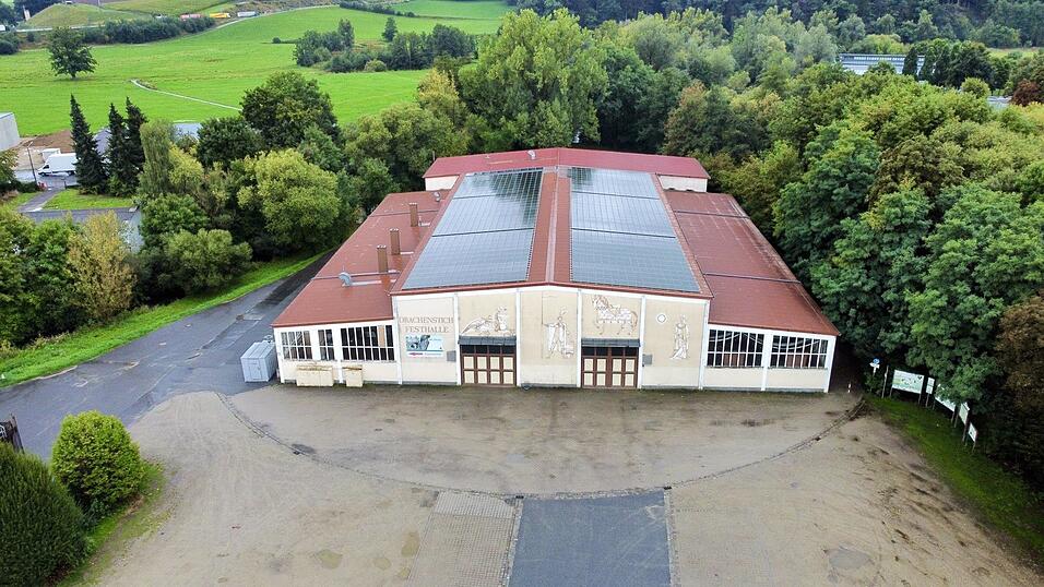 Die Tage der Further Festhalle sind nach der Kehrtwende im Stadtrat nun doch gezählt. Ihr Abbruch wurde mit vier Gegenstimmen vom Stadtrat beschlossen. Die dahinterliegende Schützenhalle bleibt stehen, ihre Fassade wird verkleidet. Die Tage der Further Festhalle sind nach der Kehrtwende im Stadtrat nun doch gezählt. Ihr Abbruch wurde mit vier Gegenstimmen vom Stadtrat beschlossen. Die dahinterliegende Schützenhalle bleibt stehen, ihre Fassade wird verkleidet.