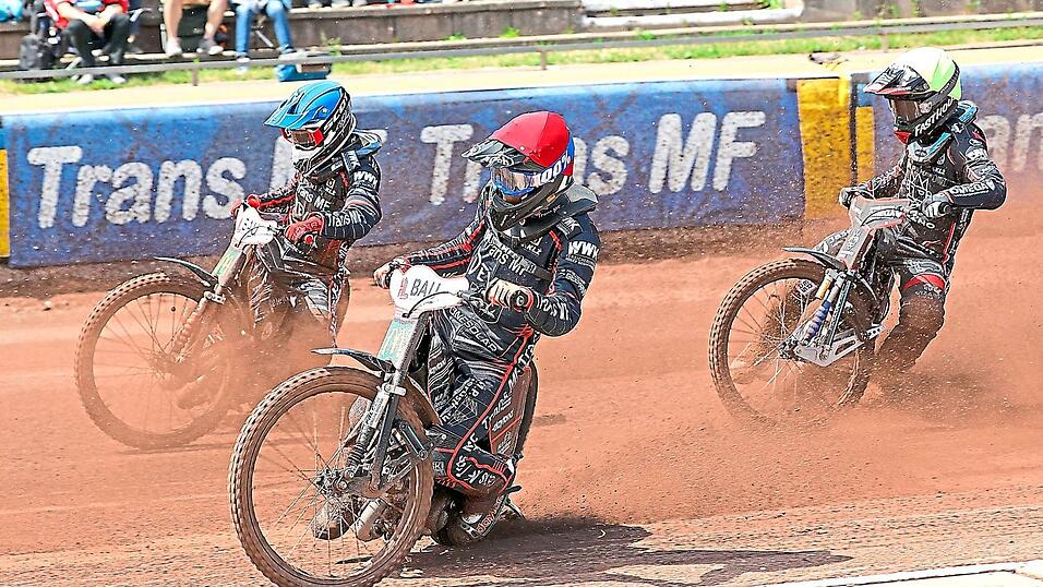 Jugend forsch(t): Der 18-jährige Mario Häusl (vorne) entwickelt sich bei den Devils prächtig und verbucht regelmäßig ein paar Punkte. „Er fährt jetzt ein bisserl aggressiver und intelligenter“, sagt Sportleiter Klaus Zwerschina. Jugend forsch(t): Der 18-jährige Mario Häusl (vorne) entwickelt sich bei den Devils prächtig und verbucht regelmäßig ein paar Punkte. „Er fährt jetzt ein bisserl aggressiver und intelligenter“, sagt Sportleiter Klaus Zwerschina.