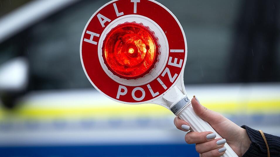 Auf der A9 endete die gefährliche Fahrt eines Betrunkenen durch die Rettungsgasse. (Symbolbild)