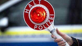 Auf der A9 endete die gefährliche Fahrt eines Betrunkenen durch die Rettungsgasse. (Symbolbild)