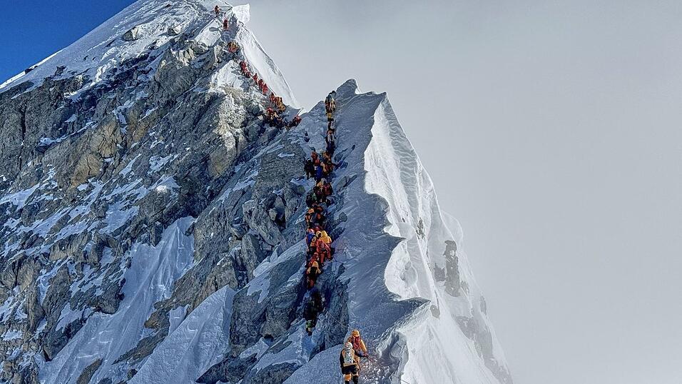 Bergsteiger schlängeln sich dem Gipfel des Mount Everest in Nepal entgegen. (Archivbild) Bergsteiger schlängeln sich dem Gipfel des Mount Everest in Nepal entgegen. (Archivbild)