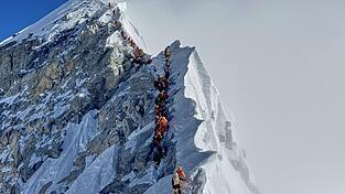 Bergsteiger schlängeln sich dem Gipfel des Mount Everest in Nepal entgegen. (Archivbild)