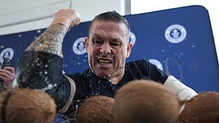 Gaude knackte seinen eigenen Rekord von 83 Kokosnüssen. Gaude knackte seinen eigenen Rekord von 83 Kokosnüssen.