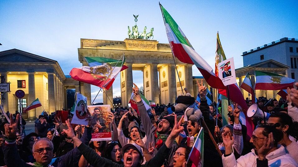 Auch am Brandenburger Tor demonstrierten Menschen gegen die autoritäre Führung in Teheran. Auch am Brandenburger Tor demonstrierten Menschen gegen die autoritäre Führung in Teheran.