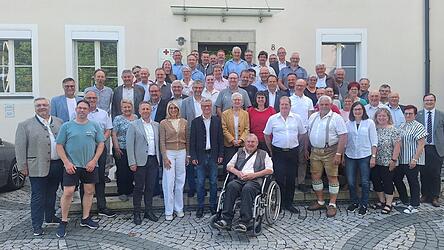Die am Montag Geehrten (hier mit den Bürgermeistern ihrer Wohnorte) kommen auf insgesamt 4.374 Blutspenden. Links im Bild BRK-Kreisgeschäftsführer Gerhard Gansl und BRK-Kreisvorsitzender Landrat Bernd Sibler (vordere Reihe 5. v. l.). Die am Montag Geehrten (hier mit den Bürgermeistern ihrer Wohnorte) kommen auf insgesamt 4.374 Blutspenden. Links im Bild BRK-Kreisgeschäftsführer Gerhard Gansl und BRK-Kreisvorsitzender Landrat Bernd Sibler (vordere Reihe 5. v. l.).