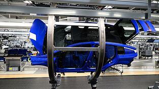 Der Umsatz von Volkswagen, Mercedes-Benz und BMW ist im ersten Halbjahr gesunken. (Archivbild) Der Umsatz von Volkswagen, Mercedes-Benz und BMW ist im ersten Halbjahr gesunken. (Archivbild)