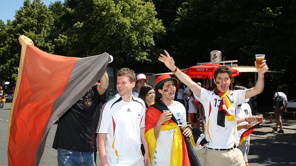 Christian Fertl war am Sonntag auf der Fanmeile in Berlin und erlebte dort das Achtelfinale gegen England auf Gro&szlig;leinwand.