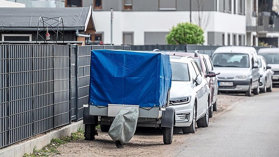 Wenn in Neubaugebieten zu wenig Parkpl&auml;tze zur Verf&uuml;gung stehen, wird gerne am Stra&szlig;enrand geparkt.