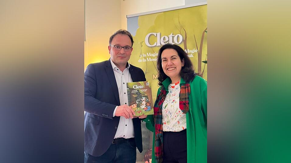 Bürgermeister Stoiber bekommt eines der ersten Exemplare. Bürgermeister Stoiber bekommt eines der ersten Exemplare.