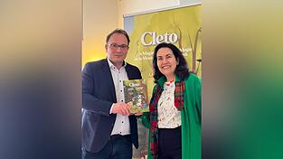 B&uuml;rgermeister Stoiber bekommt eines der ersten Exemplare.