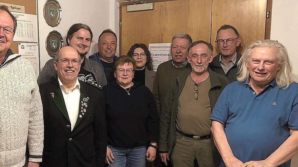 Sie machen weiter (hintere Reihe v.l.): 1. Jugendleiter Markus Fertl, Ausschussmitglied Joesf Renkl senior, 2. Schatzmeisterin Sandra Wagensonner, Ausschussmitglied Ottmar Spring, und 1. Schatzmeister Ulrich Fr&uuml;hbeis; (vordere Reihe v.l.:) 1. Schriftf&uuml;hrer Reinhardt Hartmann, 1. Sch&uuml;tzenmeister Harald Ringer, 2. Schriftf&uuml;hrerin Manuela Wagensonner, Ausschussmitglied Walter Schott senior und 2. Sch&uuml;tzenmeister Trevor Jones.