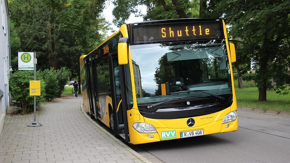 Der Shuttleservice der Stadt wird nur wenig in Anspruch genommen. Gleich um 8 Uhr warteten bereits drei über 90-Jährige Regensburgerinnen, seitdem blieb es jedoch bei einer Handvoll Leuten.