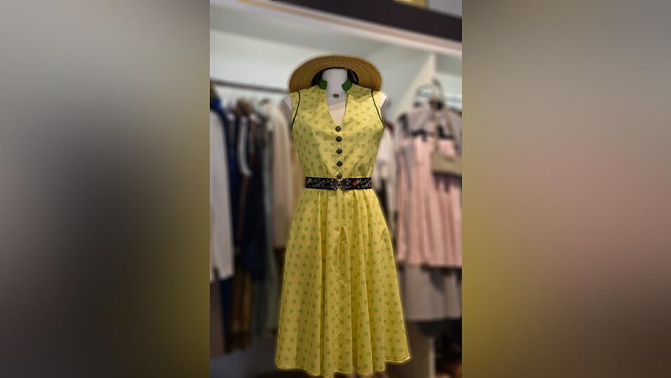 Dieses Trachtenkleid in der Trendfarbe der Saison trägt man mit einem passenden Gürtel um die Taille.