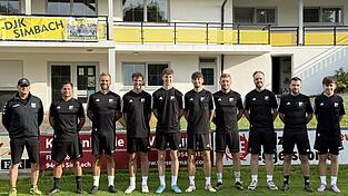 Das Trainerteam (von links) um Christian Schettler, Matthias Reichl und Daniel Ritzinger kann mit Linus Seisenberger, Vinzenz Able, Sandro Hanneder, Robert Perstorfer und (rechts) Nico Stadler fünf Neue in der Ersten begrüßen. Simon Erhardsberger und Felix Mayerhofer (Dritter und Zweiter von rechts) coachen das A-Klassenteam.
