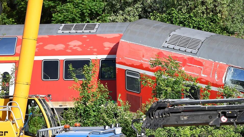 Zwei Bahnmitarbeiter sollen nach dem tödlichen Zugunglück von Garmisch vor Gericht. (Archivbild) Zwei Bahnmitarbeiter sollen nach dem tödlichen Zugunglück von Garmisch vor Gericht. (Archivbild)