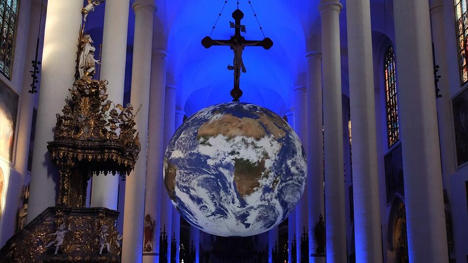 Die Installation des britischen K&uuml;nstlers Luke Jerram will ein Gef&uuml;hl f&uuml;r den Overview-Effekt vermitteln, den Raumfahrer erleben, wenn sie zum ersten Mal die Erde aus dem Weltall wahrnehmen. Er ist gekennzeichnet durch Ehrfurcht vor dem Planeten und einem tiefen Verst&auml;ndnis f&uuml;r die Verbundenheit allen Lebens auf der Erde.