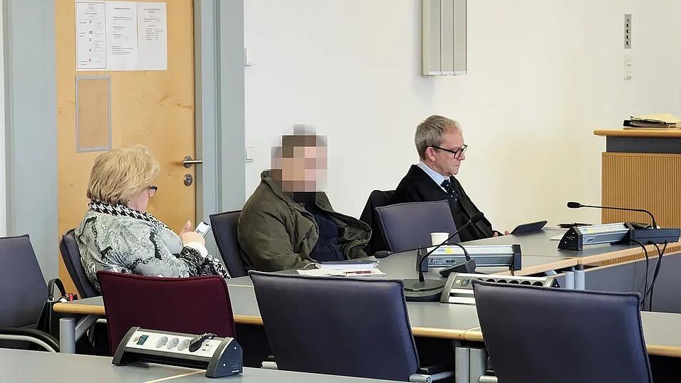 Der Mandant von Anwalt Maximilian Keser bei der Er&ouml;ffnung des Prozesses. Am Freitag wurde entschieden, dass er nicht in die Psychiatrie muss.
