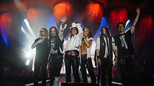 Seit 2012 sind Schauspieler und Gitarrist Johnny Depp (2.v.l.) und Rocklegende Alice Cooper (3.v.l.) Bandkollegen bei den Hollywood Vampires.