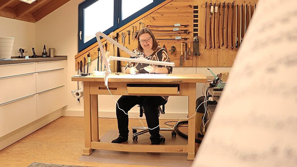 Im ersten Stock ihres Hauses in Pilling hat Heike Stoffels ihre Werkstatt. Viele Bögen hat sie hier schon repariert und restauriert. Im ersten Stock ihres Hauses in Pilling hat Heike Stoffels ihre Werkstatt. Viele Bögen hat sie hier schon repariert und restauriert.