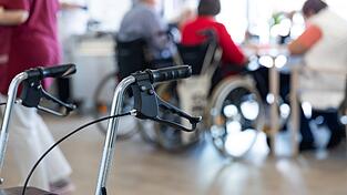 Wer in Deutschland einen Platz in einem Pflegeheim sucht, muss mit mehr als 3.000 Euro Kosten pro Monat rechnen.