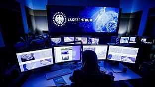 Dem Bundesnachrichtendienst soll es künftig erlaubt sein, sich in Computersysteme zu hacken, um Cyberangriffe oder Desinformationskampagnen zu durchkreuzen. Dem Bundesnachrichtendienst soll es künftig erlaubt sein, sich in Computersysteme zu hacken, um Cyberangriffe oder Desinformationskampagnen zu durchkreuzen.