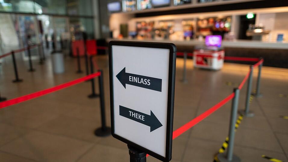 Wer dieser Tage ins Kino geht, muss Maske tragen und sich an vorgegebene Laufwege halten. Wer dieser Tage ins Kino geht, muss Maske tragen und sich an vorgegebene Laufwege halten.