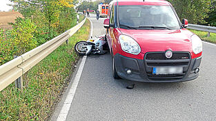 Das Motorrad verkeilte sich unter dem Auto und wurde einige Meter weit mitgeschleift.