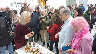Einen Krafttrunk zum Start gab es von Ministerin Ulrike Scharf.