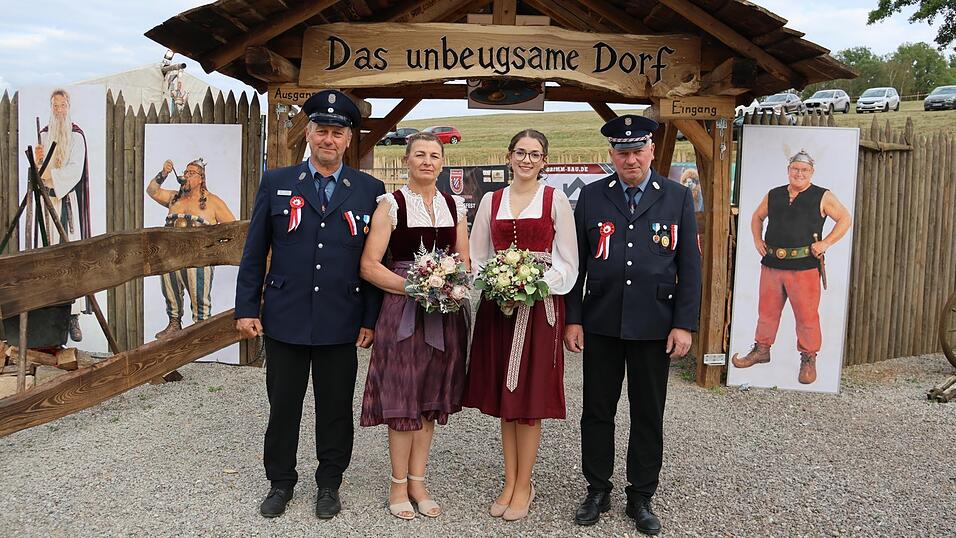 Viel beachtet waren die Portr&auml;ts in der Bar, auf denen sich die Honoratioren und die Feuerwehrf&uuml;hrung in Bewohner des gallischen Dorfes verwandelt hatten. Am letzten der vier Festtage freuen sich Festleiter Christian Janker, Festbraut Liane Janker, Festmutter Renate Steinberger und zweiter Festleiter Norbert Stangl (von rechts) &uuml;ber das gelungene Jubil&auml;um.