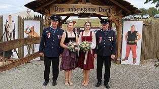 Viel beachtet waren die Portr&auml;ts in der Bar, auf denen sich die Honoratioren und die Feuerwehrf&uuml;hrung in Bewohner des gallischen Dorfes verwandelt hatten. Am letzten der vier Festtage freuen sich Festleiter Christian Janker, Festbraut Liane Janker, Festmutter Renate Steinberger und zweiter Festleiter Norbert Stangl (von rechts) &uuml;ber das gelungene Jubil&auml;um.