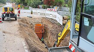 In Pötzmes laufen die Anschlussarbeiten der Abwasserleitung an der Kreisstraße, hier der Bau des Entlüftungskanals. In Pötzmes laufen die Anschlussarbeiten der Abwasserleitung an der Kreisstraße, hier der Bau des Entlüftungskanals.