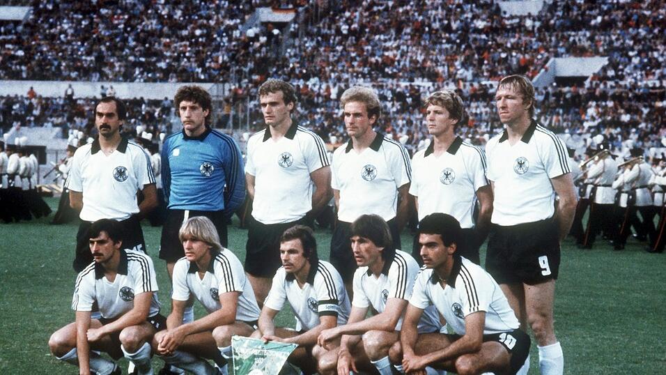 Rom, 22. Juni 1980 | Die deutsche Nationalmannnschaft gewinnt das Endspiel der Europameisterschaft gegen Belgien mit 2:1. Die Start-Elf: Stehend (v.l.): Uli Stielike, Harald 'Toni' Schumacher, Hans-Peter Briegel, Karl-Heinz Rummenigge, Karlheinz F&ouml;rster, Horst Hrubesch; Hockend: Klaus Allofs, Bernd Schuster, Bernhard Dietz, Manfred Kaltz, Hans M&uuml;ller.