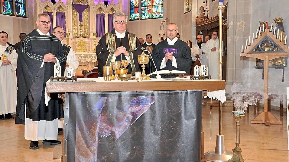 Domkapitular Johann Ammer, Stadtpfarrer Reinhold Röhrner und Dekan GeorgBirner beim Requiem in der Stadtpfarrkirche Mariä Himmelfahrt in Kelheim. Domkapitular Johann Ammer, Stadtpfarrer Reinhold Röhrner und Dekan GeorgBirner beim Requiem in der Stadtpfarrkirche Mariä Himmelfahrt in Kelheim.