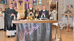 Domkapitular Johann Ammer, Stadtpfarrer Reinhold Röhrner und Dekan GeorgBirner beim Requiem in der Stadtpfarrkirche Mariä Himmelfahrt in Kelheim.