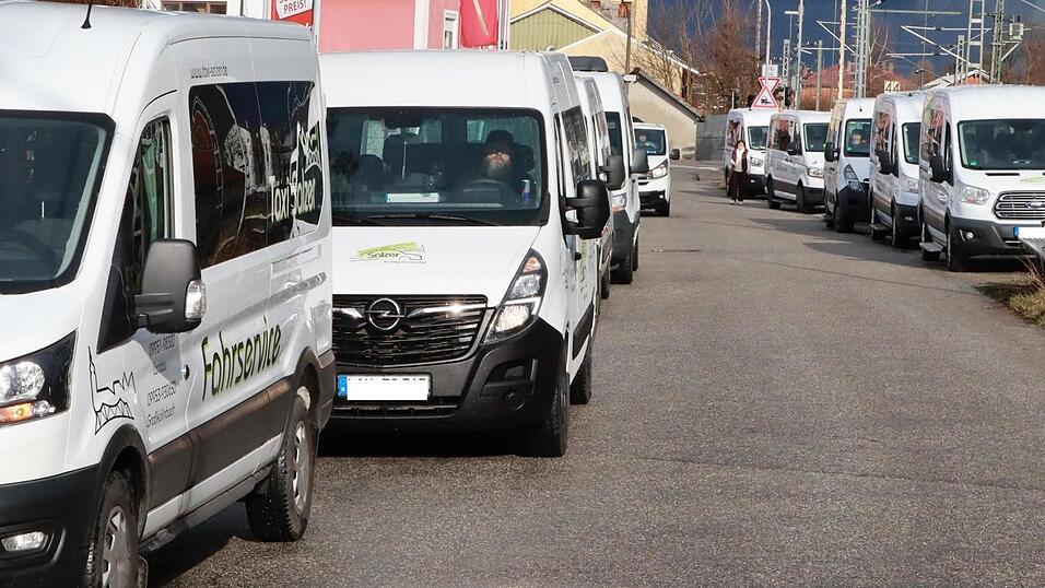 Die Busse standen Schlange in der Zieglerstra&szlig;e. Wegen des Einsatzes konnten sie die Mitarbeiter am Mittwochnachmittag nicht p&uuml;nktlich abholen.