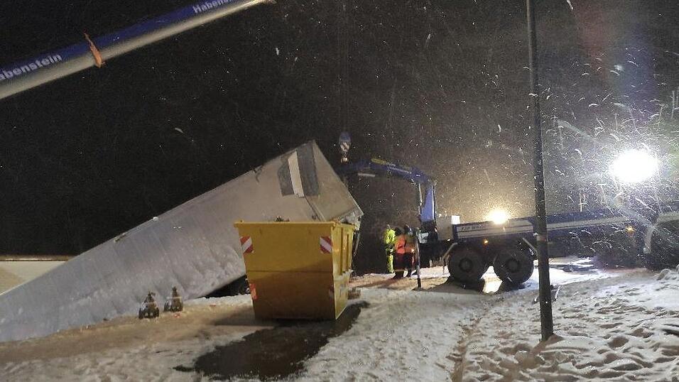 In Ostbayern passierten zwischen Mittwoch und Donnerstag viele Unf&auml;lle. Bei Loitzendorf im Landkreis Straubing-Bogen rutschte ein Sattelzug gegen einen Kuhstall.
