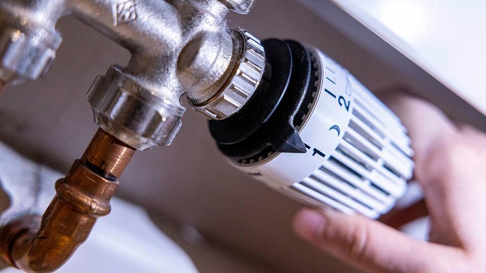 2024 musste nicht so viel geheizt werden wie ein Jahr zuvor. Außerdem sanken die Preise für Gas und Heizöl. Haushalte hatten daher geringere Heizkosten als noch 2023. 2024 musste nicht so viel geheizt werden wie ein Jahr zuvor. Außerdem sanken die Preise für Gas und Heizöl. Haushalte hatten daher geringere Heizkosten als noch 2023.