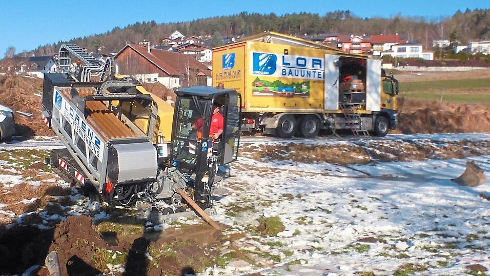 Mit schwerem Ger&auml;t wird der Regen unterd&uuml;kert.