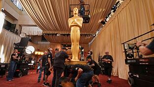 Der rote Teppich wird f&uuml;r die Oscar-G&auml;ste dekoriert.