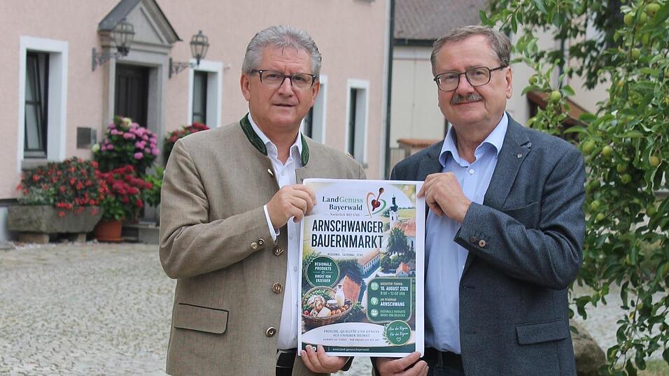 Andreas Brunner von Langenuss Bayerwald und Bürgermeister Alois Heitzer präsentieren das Plakat zum 1. Arnschwanger Buernmarkt. Andreas Brunner von Langenuss Bayerwald und Bürgermeister Alois Heitzer präsentieren das Plakat zum 1. Arnschwanger Buernmarkt.