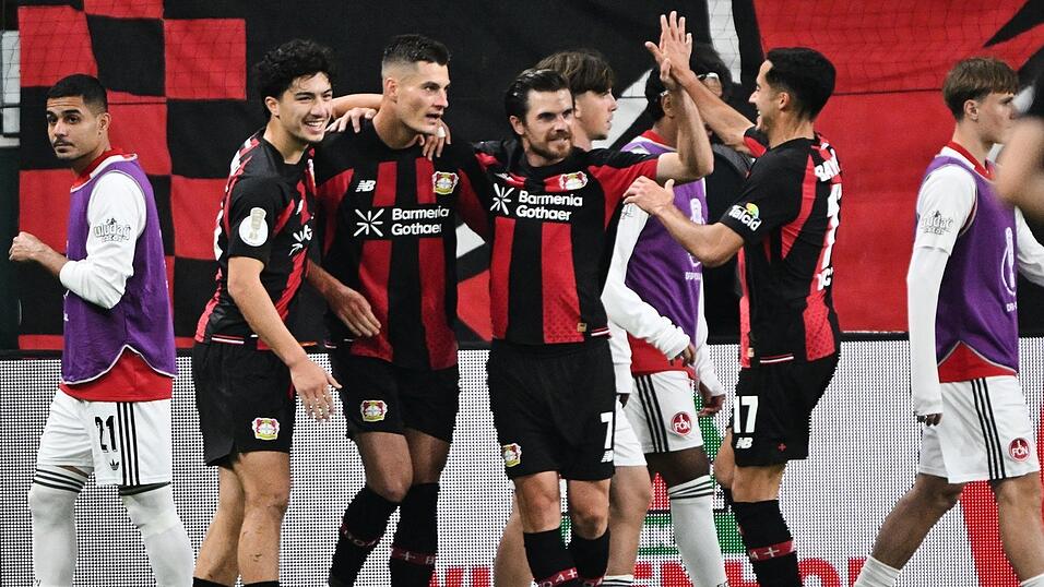 Leverkusen jubelt über den Treffer zum 3:2. Leverkusen jubelt über den Treffer zum 3:2.