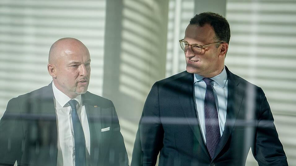 CSU-Landesgruppenchef Alexander Hoffmann, hier mit Jens Spahn, will das Konzert des israelischen Dirigenten Lahav Shani im Konzerthaus Berlin am Abend besuchen.