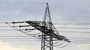 Nach Angaben der Stadtwerke waren etwa 3.000 Haushalte zeitweise ohne Strom. (Symbolbild) Nach Angaben der Stadtwerke waren etwa 3.000 Haushalte zeitweise ohne Strom. (Symbolbild)