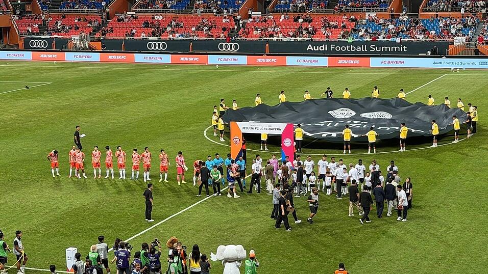 Beim dritten Testspiel der Saison musste der FC Bayern mit großer Hitze klarkommen. Beim dritten Testspiel der Saison musste der FC Bayern mit großer Hitze klarkommen.