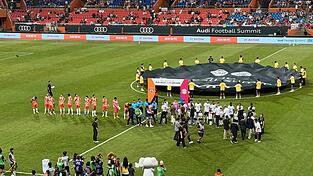 Beim dritten Testspiel der Saison musste der FC Bayern mit großer Hitze klarkommen. Beim dritten Testspiel der Saison musste der FC Bayern mit großer Hitze klarkommen.