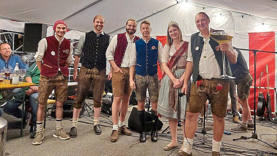 Die Vorstandschaft des Glühweinklubs mit Schirmherrn Christoph Haimerl und seiner Tochter Nina, der diesjährigen Weinkönigin. Die Vorstandschaft des Glühweinklubs mit Schirmherrn Christoph Haimerl und seiner Tochter Nina, der diesjährigen Weinkönigin.